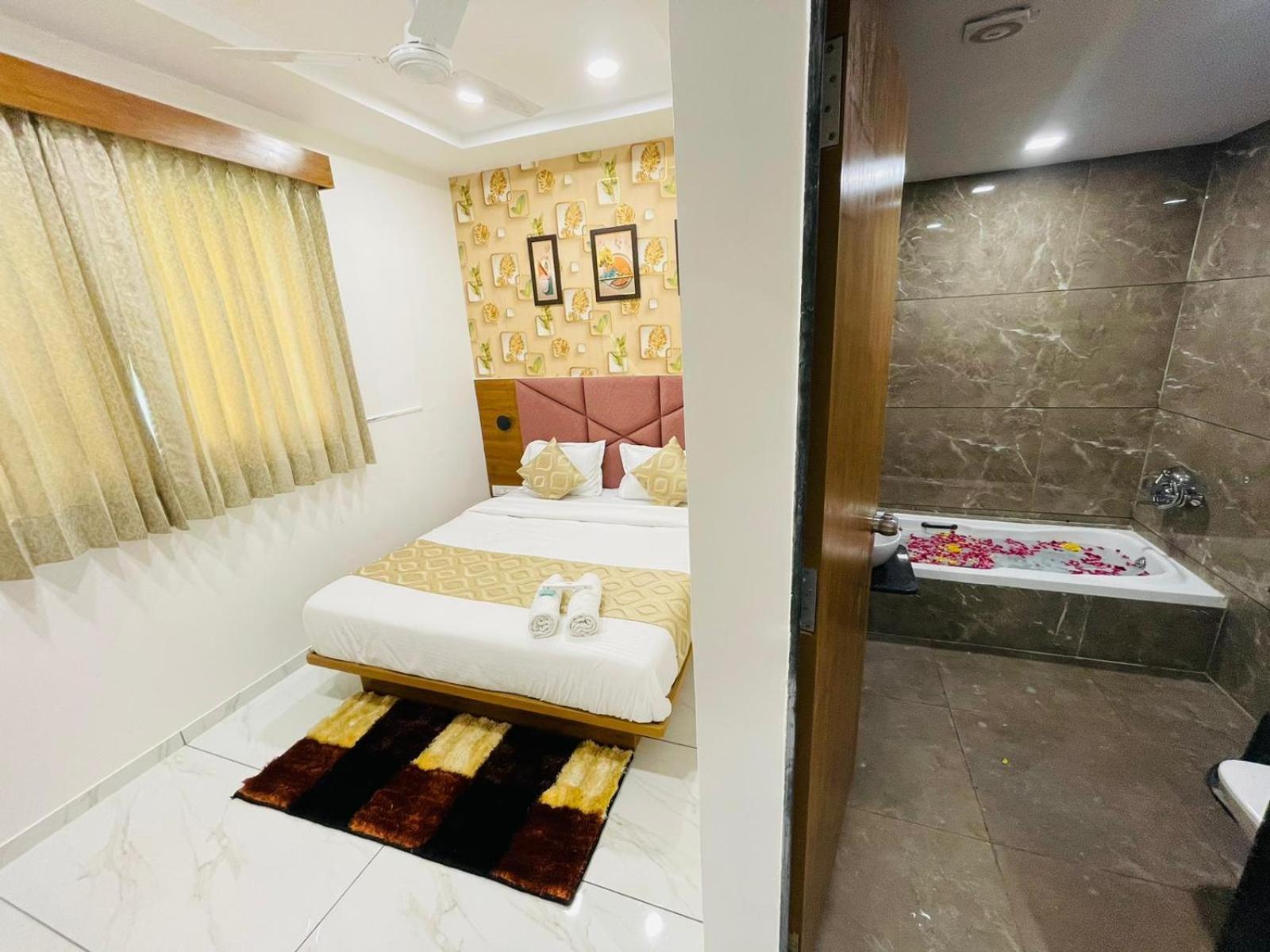 Hotel Avenue Sky Αχμπανταμπάντ Εξωτερικό φωτογραφία